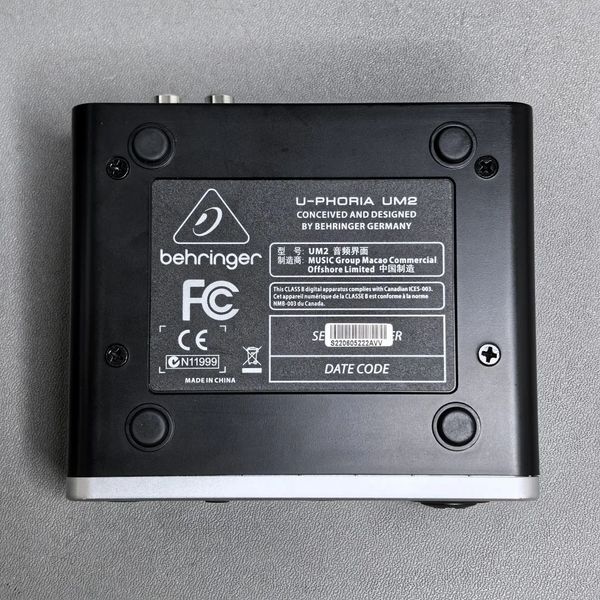 Внешняя звуковая карта BEHRINGER U-PHORIA UM2