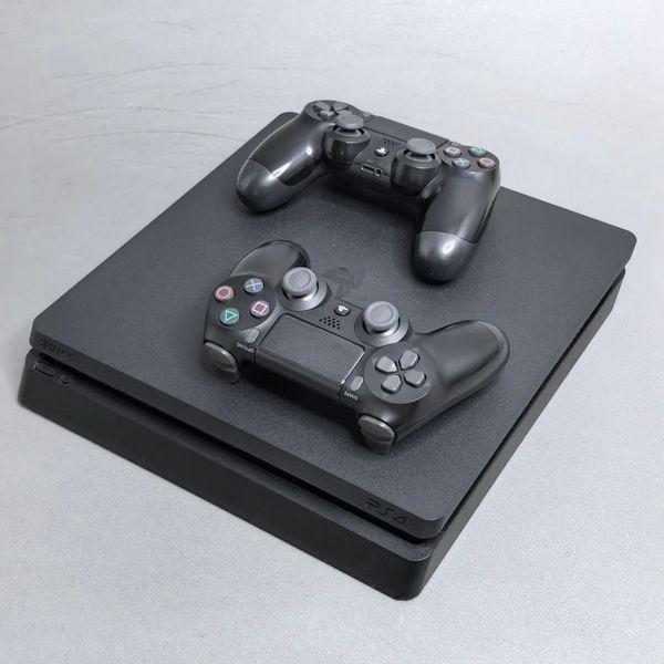 Игровая приставка Sony PlayStation 4 Slim 1000 ГБ HDD, без игр, черный + 2 геймпада