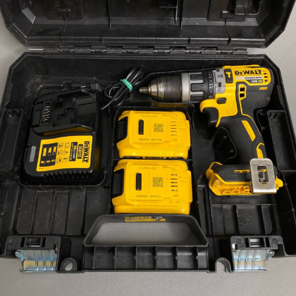 Аккумуляторная ударная дрель-шуруповерт DeWALT DCD796D2