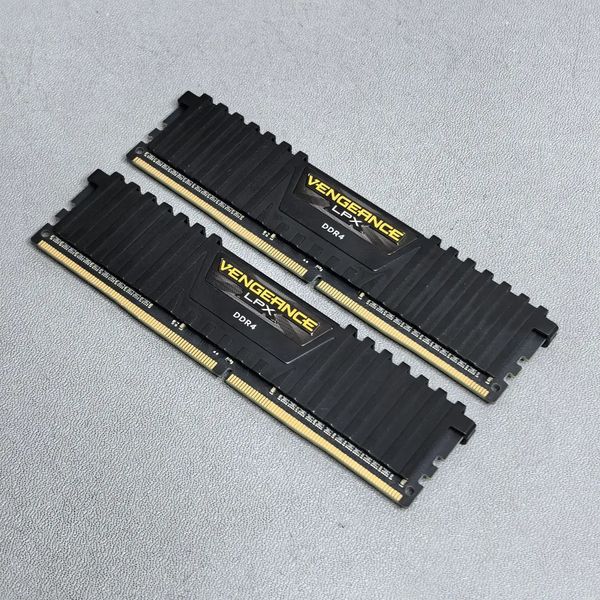 Оперативная память Corsair Vengeance LPX 8 ГБ (4 ГБ x 2) DDR4 2400 МГц DIMM CL16 CMK8GX4M2A2400C16