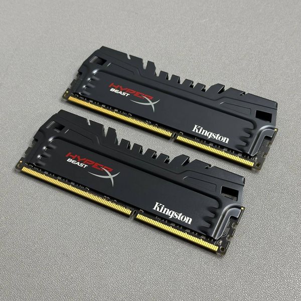 Оперативная память Kingston HyperX Beast 16ГБ (8 ГБ х 2) DDR3 2400 МГц DIMM CL 11 (HX324C11T3K2/16)