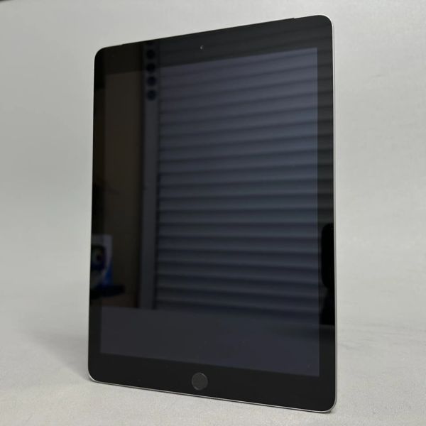 9.7'' Планшет Apple iPad 5 2017 32Gb Wi-Fi + Cellular A1823, серый