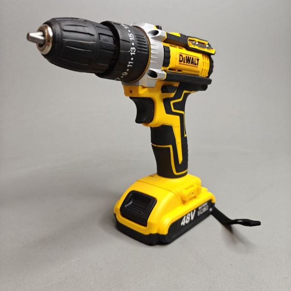 Шуруповёрт аккумуляторный DeWalt (копия) в кейсе с двумя аккумуляторами и набором бит.