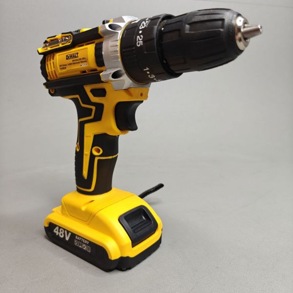 Шуруповёрт аккумуляторный DeWalt (копия) в кейсе с двумя аккумуляторами и набором бит.