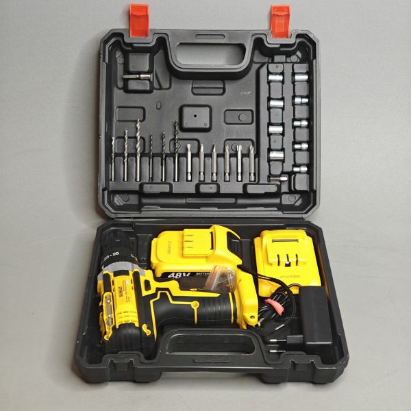 Шуруповёрт аккумуляторный DeWalt (копия) в кейсе с двумя аккумуляторами и набором бит.