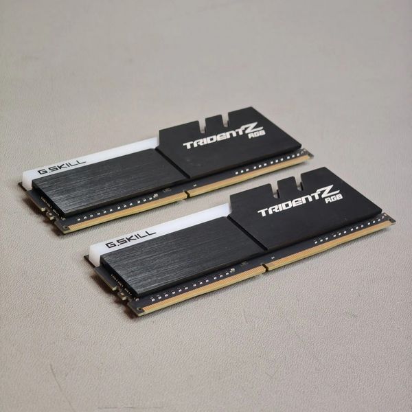 Оперативная память G.SKILL DDR4 32Gb (2x16Gb) 4000MHz pc-32000 TRIDENT Z RGB Silver (F4-4000C18D-32GTZR)
