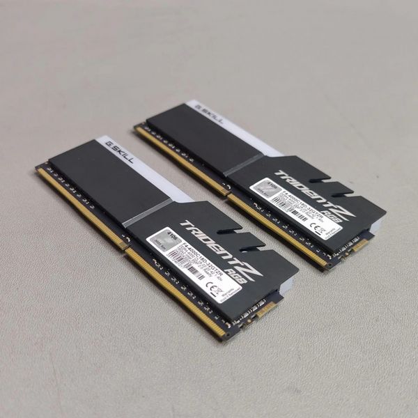 Оперативная память G.SKILL DDR4 32Gb (2x16Gb) 4000MHz pc-32000 TRIDENT Z RGB Silver (F4-4000C18D-32GTZR)