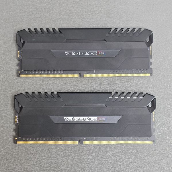 Оперативная память Corsair VENGEANCE RGB CMR16GX4M2A2666C16 16Gb