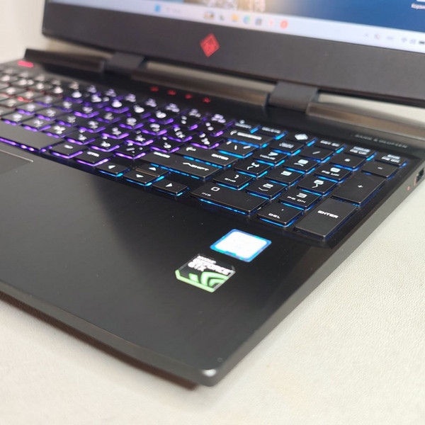 15.6'' Ноутбук HP OMEN 15-dc0027ur, черный