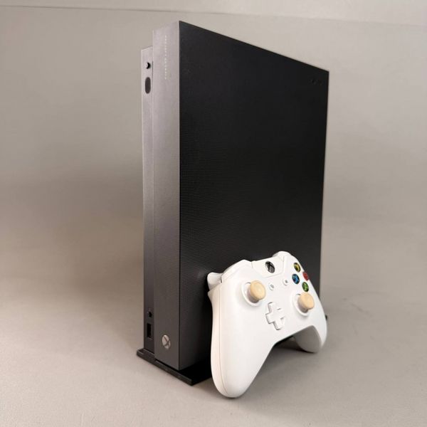 Игровая консоль Microsoft Xbox One X 1TB черная