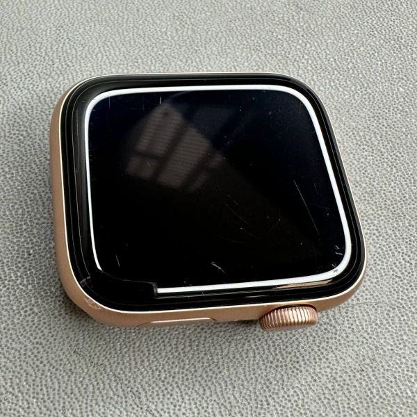 Умные часы Apple Watch Series SE Gen 1 44 мм Aluminium Case GPS, золотистый/сияющая звезда